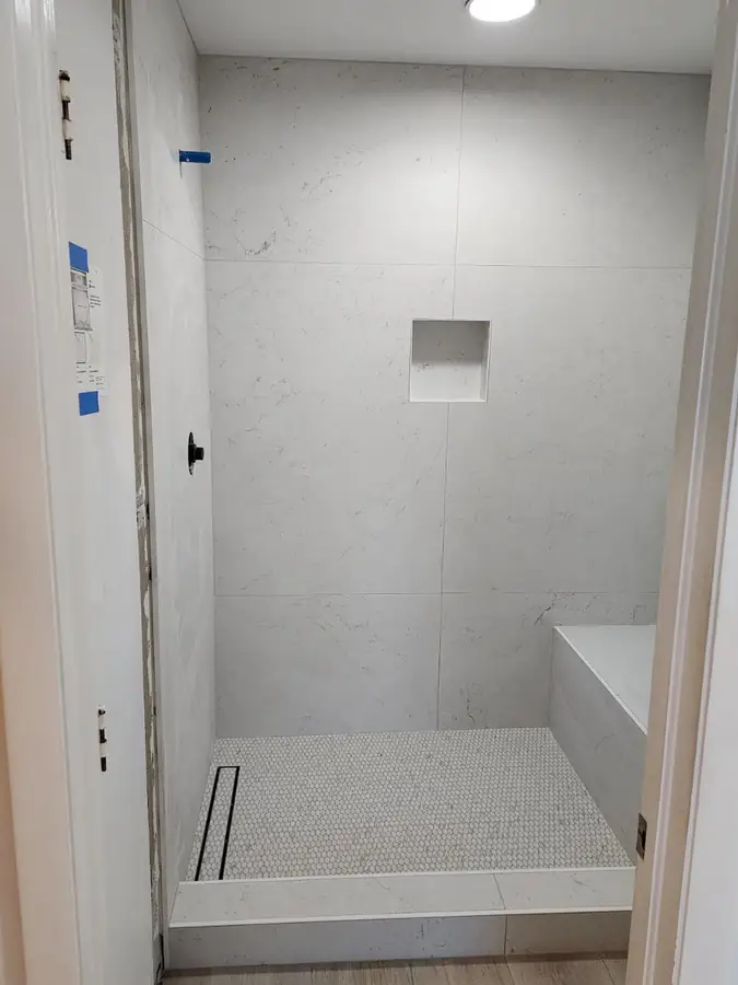 Shower with niche and bench