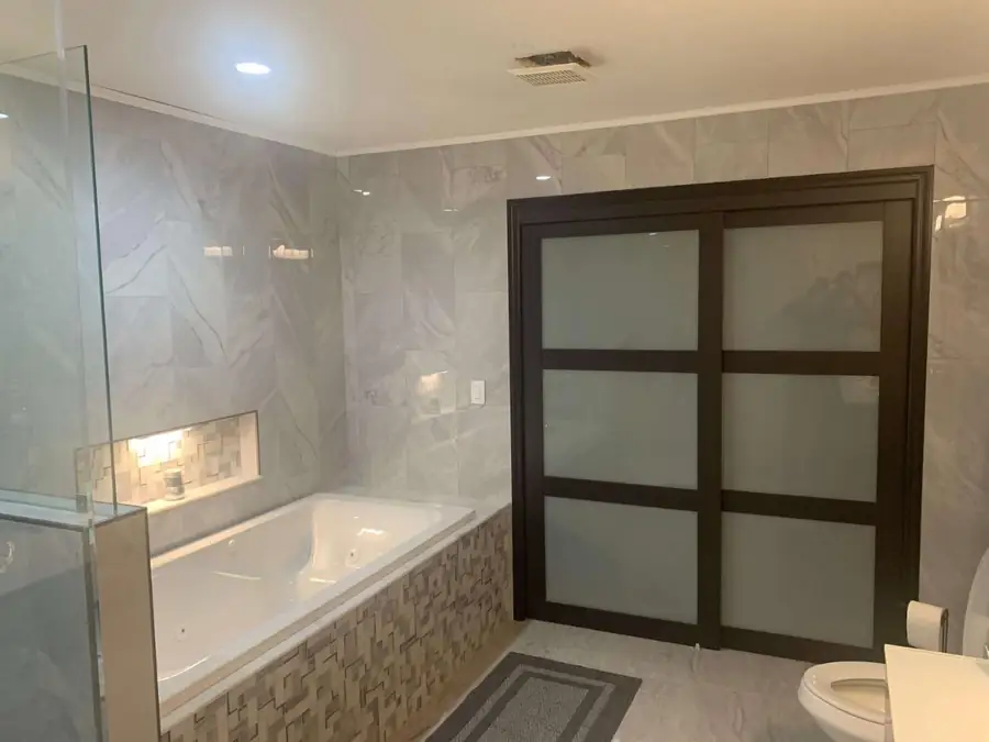 Tub surround